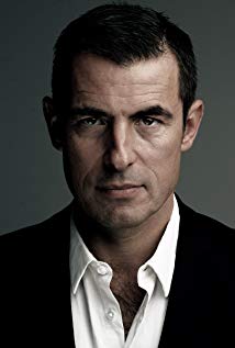 How tall is Claes Bang?